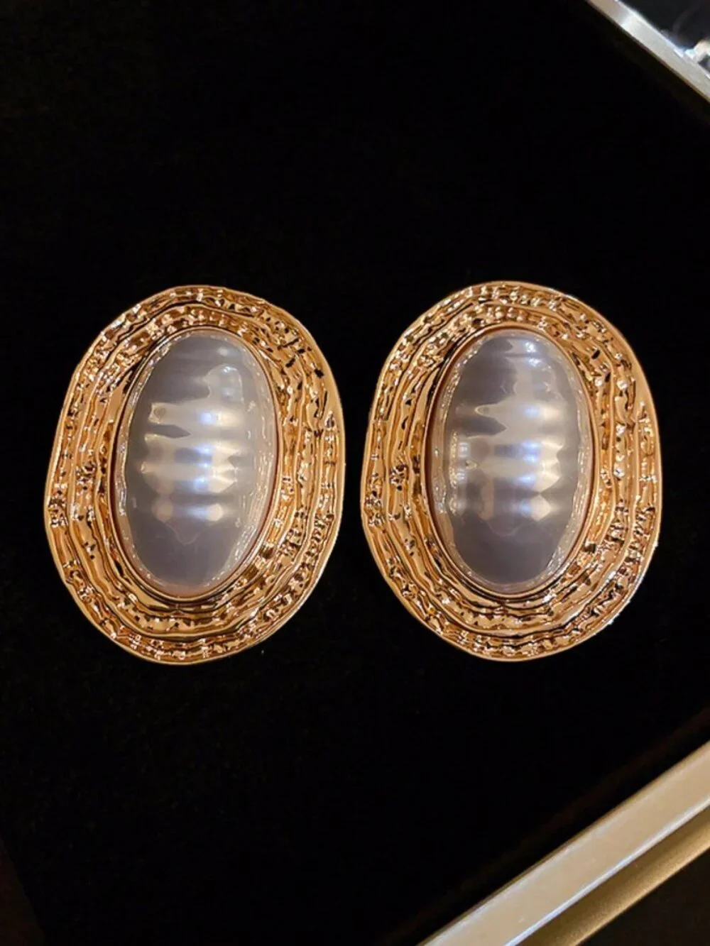 Gold Casual Women's Metal Asymmetrical Ruched Striped Ellipse Pearl Earrings